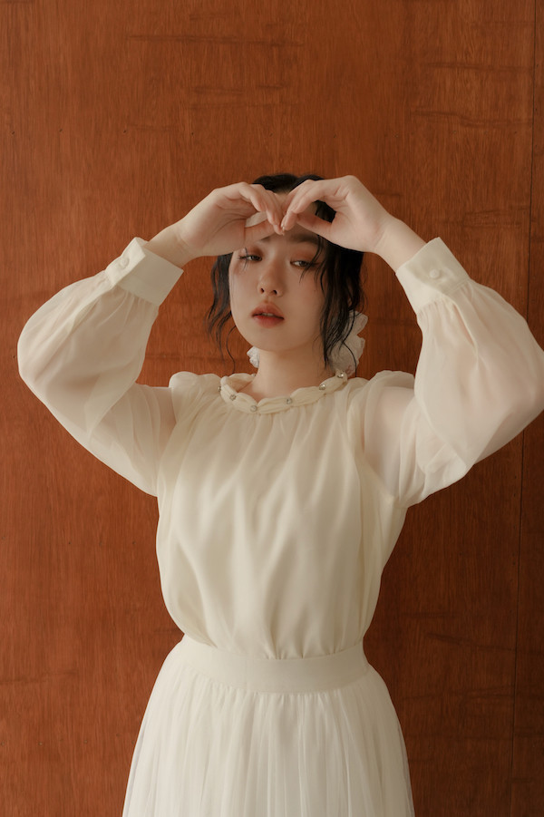 領口水鑽設計上衣(米白) 