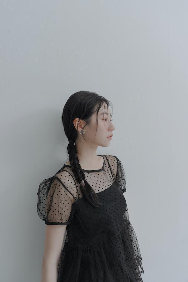 波點小包袖荷葉上衣(黑) 