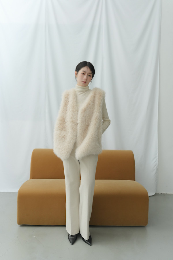 毛絨感Ｖ領光澤背心+上衣(杏) 