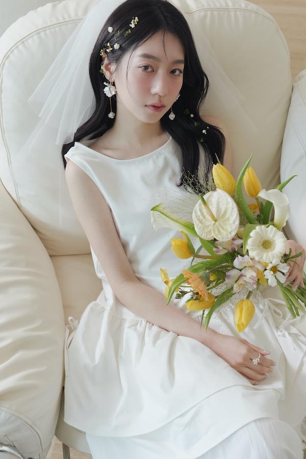 快閃-立體花瓣金色垂鍊耳針 