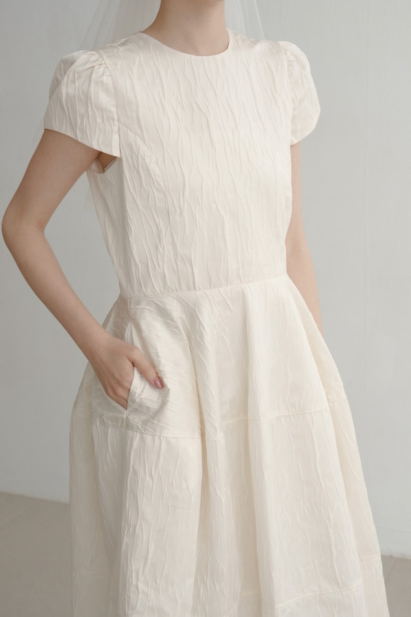 水波紋理立體剪裁洋裝(白) 