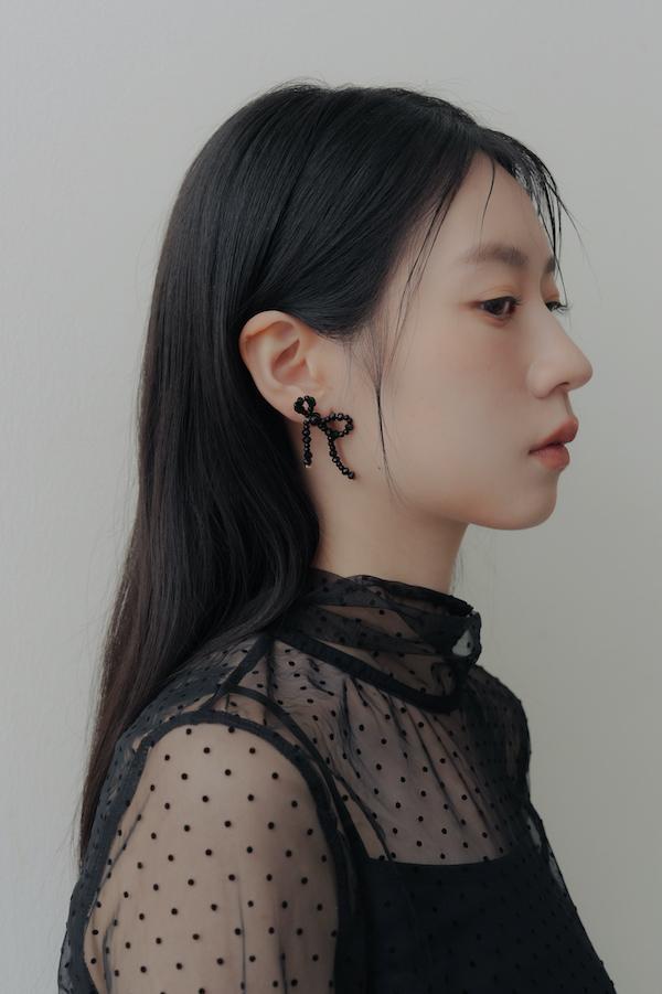 黑色蝴蝶結圓珠耳針 