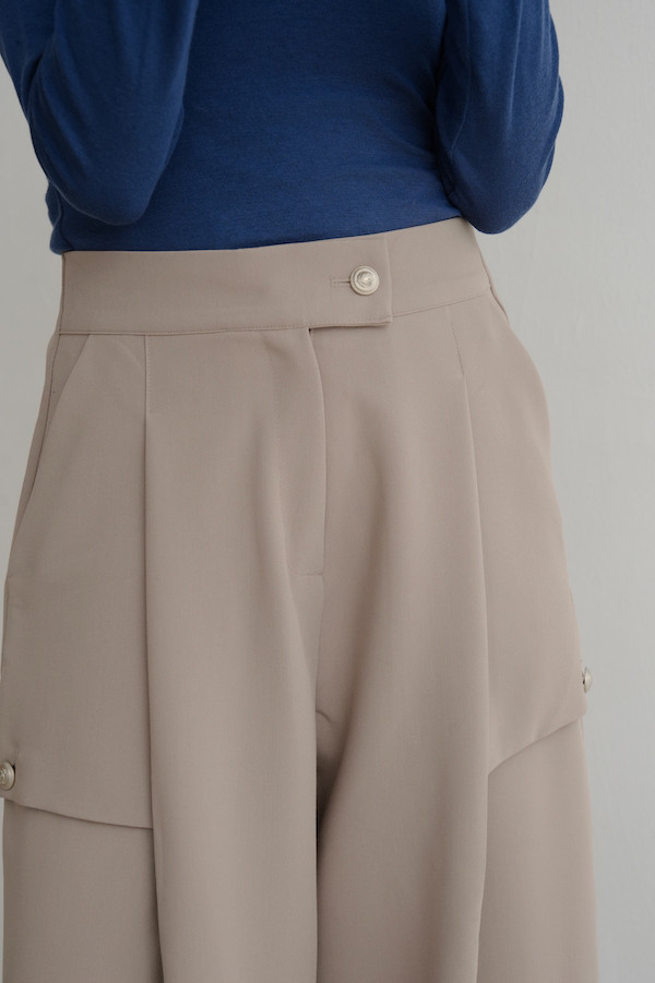 兩側釘釦設計長褲(米灰) 