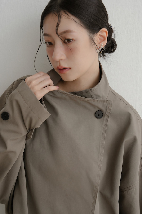 大翻領後腰縮織風衣外套(卡其) 