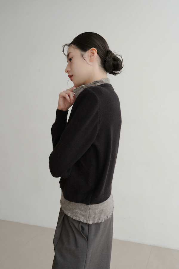 假兩件式木耳邊針織上衣(灰黑) 