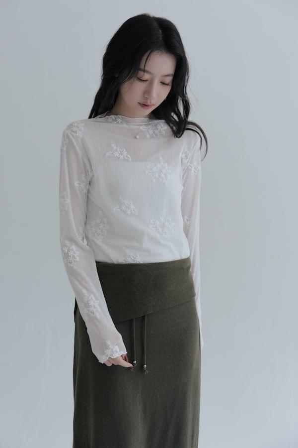 刺繡花朵透肌感上衣(白) 