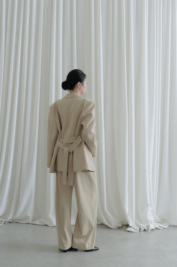 附腰帶時髦西裝外套(米) 