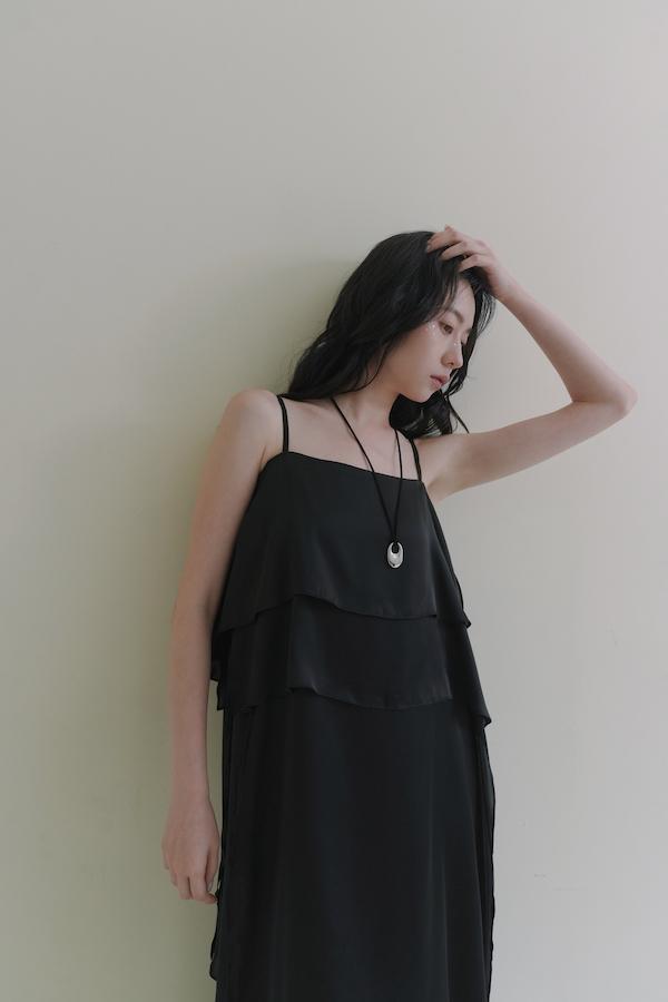 【SALE】微光澤感層次綁帶長洋裝(黑) 