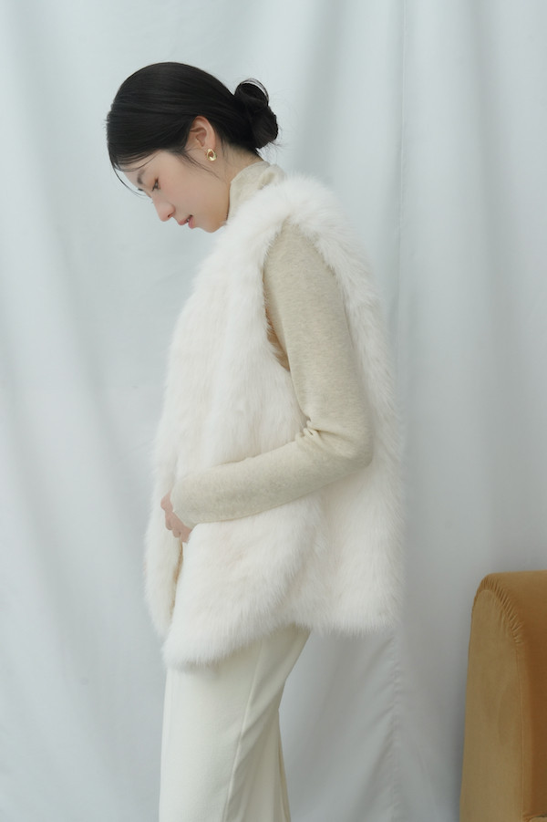毛絨感Ｖ領光澤背心+上衣(白) 