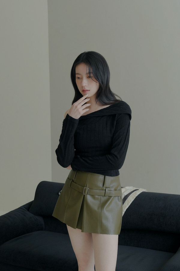 不規則卡肩坑條紋上衣(黑) 