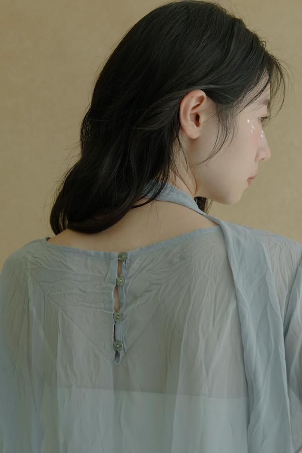 【SALE】附領巾皺皺紋理透肌感上衣(灰) 