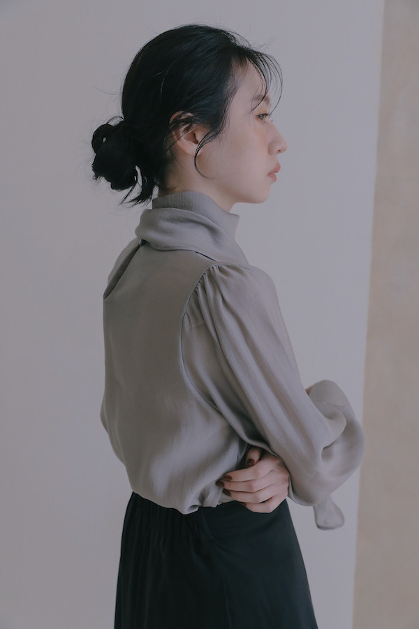 天絲領巾造型上衣(灰) 