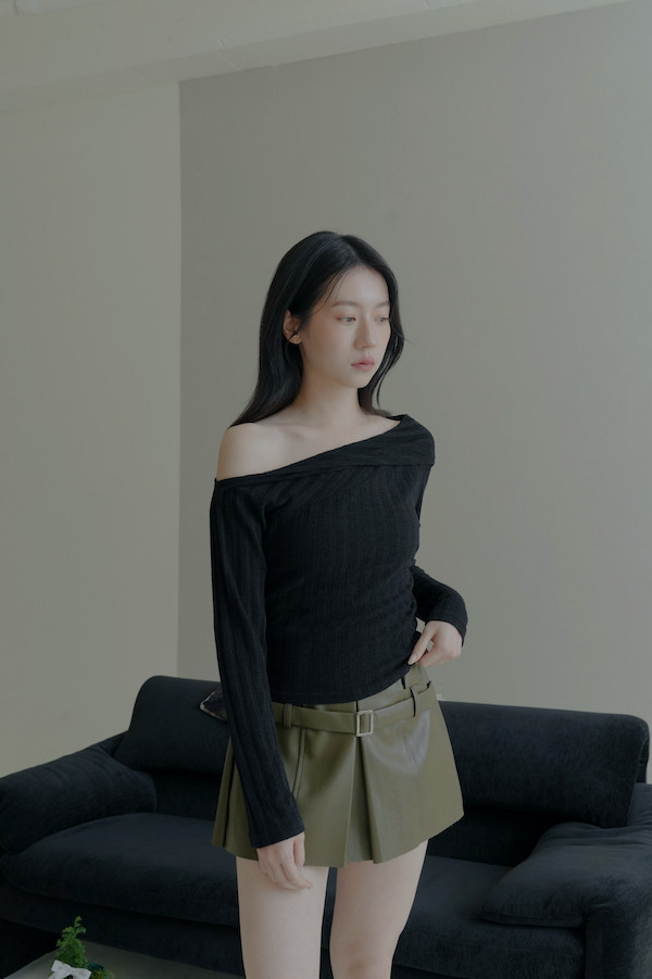 不規則卡肩坑條紋上衣(黑) 