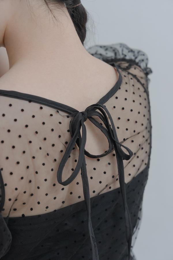 波點小包袖荷葉上衣(黑) 