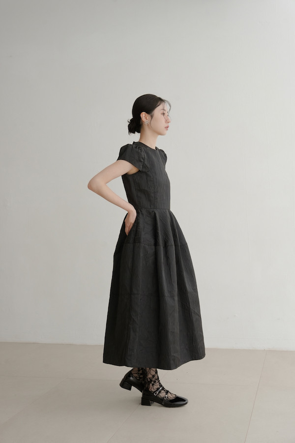 水波紋理立體剪裁洋裝(黑) 