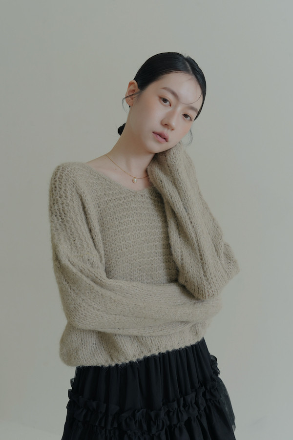 簡約Ｖ領針織落肩上衣(淺卡其) 