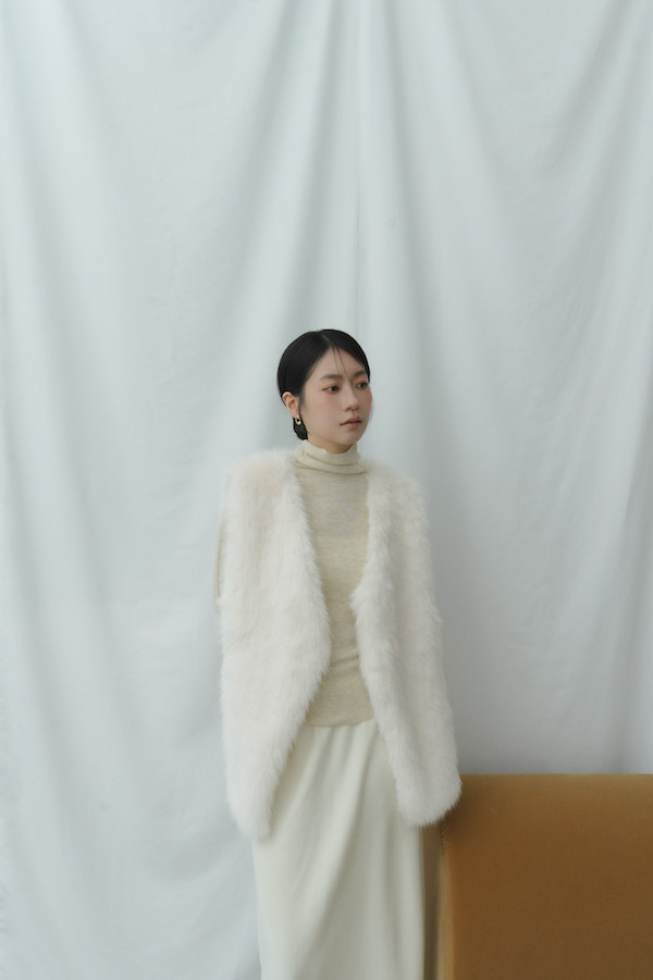 毛絨感Ｖ領光澤背心+上衣(白) 
