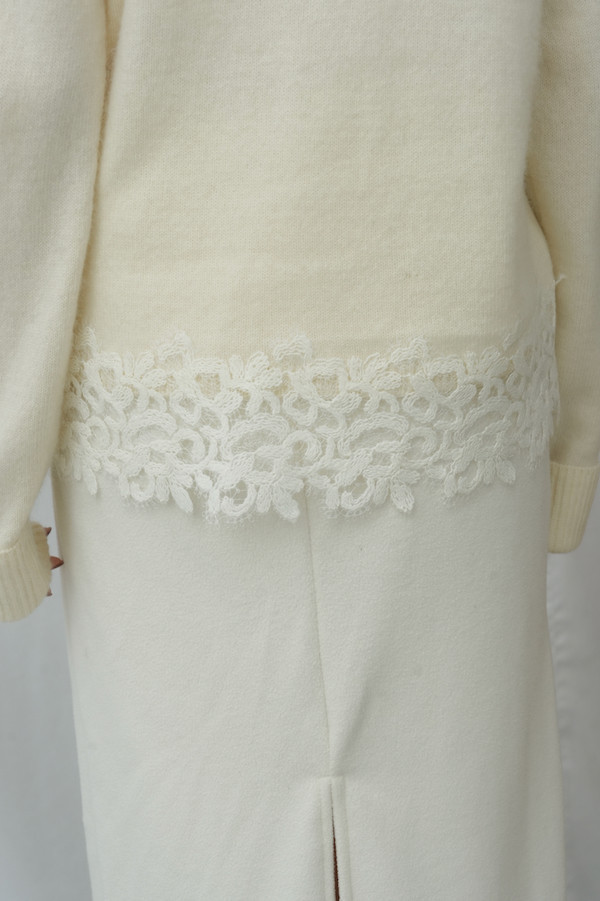 下擺蕾絲純羊毛上衣(白) 