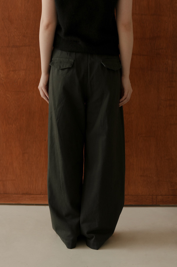 彎刀剪裁落地牛仔褲(灰黑) 