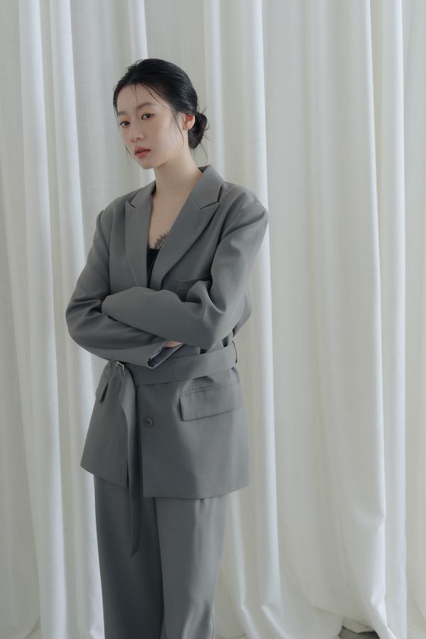 附腰帶時髦西裝外套(深灰) 