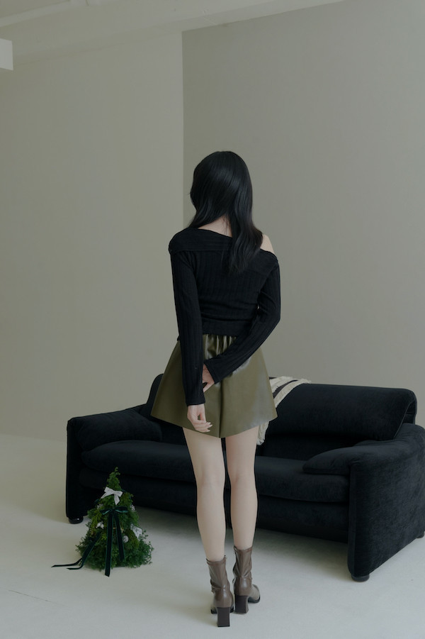 不規則卡肩坑條紋上衣(黑) 