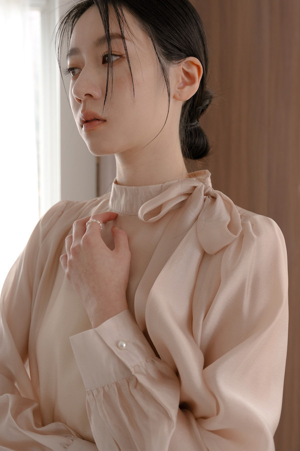 蝴蝶結綁帶光澤上衣(藕粉) 