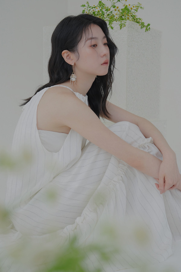 MUCHAT手作14KGP花瓣水晶白蝶貝純銀針耳環 