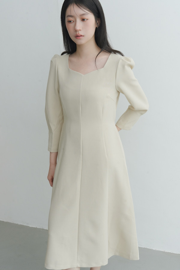 七分袖剪裁設計長洋裝(米杏) 