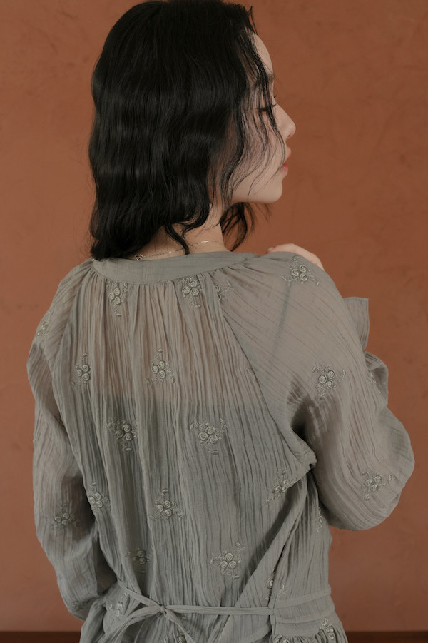 立體小花刺繡短洋裝(灰) 