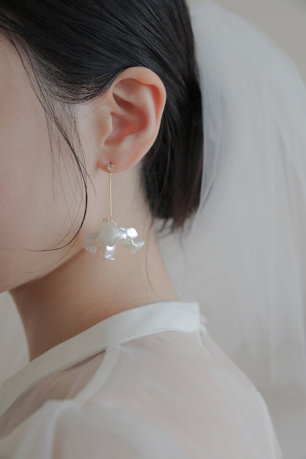 金色垂墜花瓣耳針 