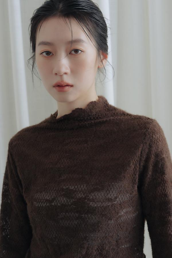 包領花朵蕾絲上衣(深咖) 