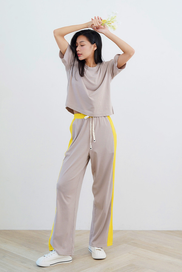 JUNE COLOR-BLOCK PANTS caratiga、紗棉針織布、不對稱設計、嘻哈、撞色、顯瘦、運動時尚、舒適透氣、寬版、