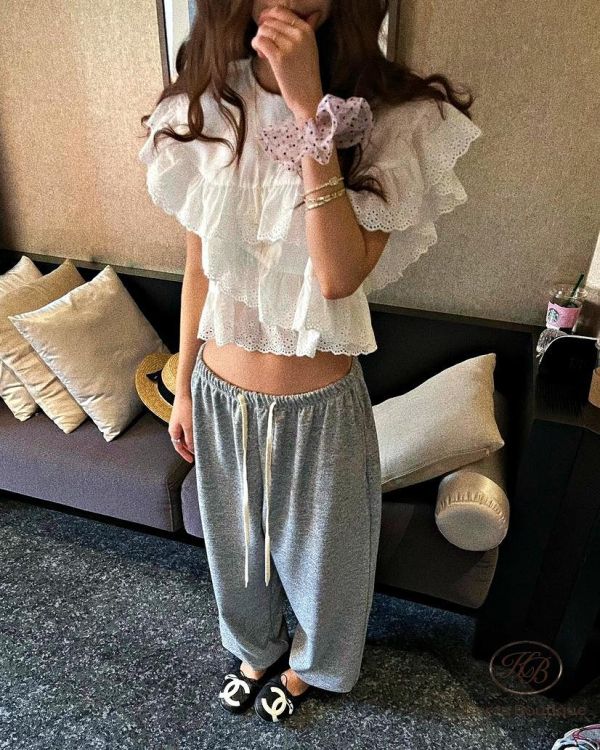 SS368 春季 好好看的荷葉邊雕花上衣 