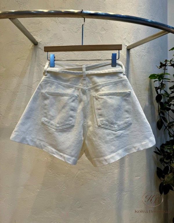 SS288 春季 含腰帶的白色牛仔短褲 