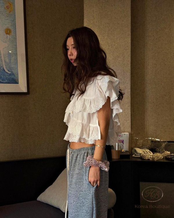 SS368 春季 好好看的荷葉邊雕花上衣 