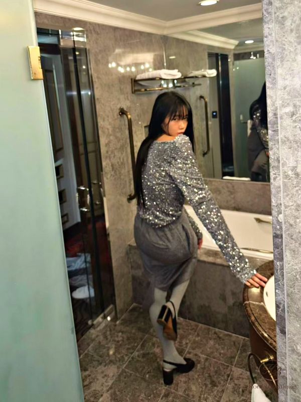 FWKR83 冬季 前後都可以穿的亮片上衣 