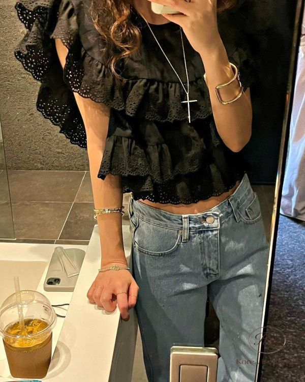 SS368 春季 好好看的荷葉邊雕花上衣 