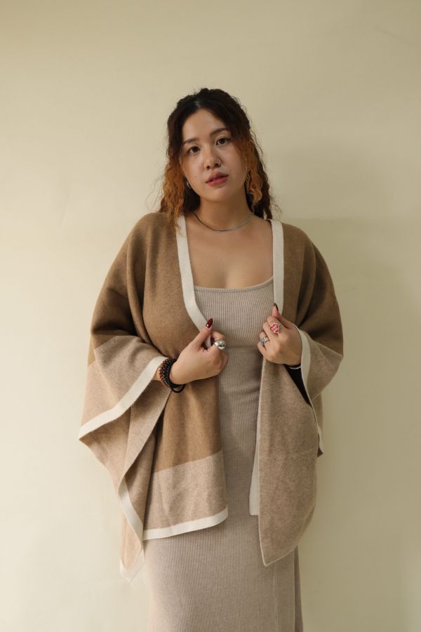 【 EASE 】老錢風針織撞色斗篷披肩 (卡其) 