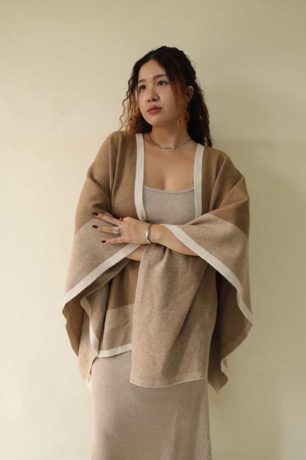 【 EASE 】老錢風針織撞色斗篷披肩 (卡其) 