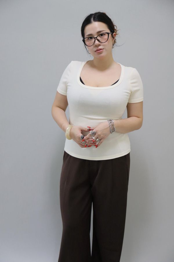 大胸抗膨脹｜超彈力方領收腰T-黑、奶白 