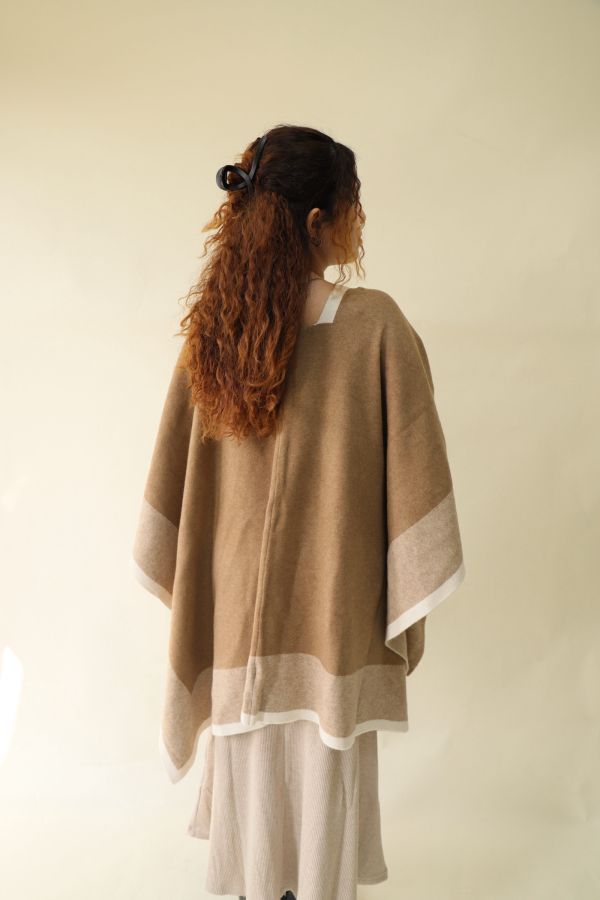 【 EASE 】老錢風針織撞色斗篷披肩 (卡其) 