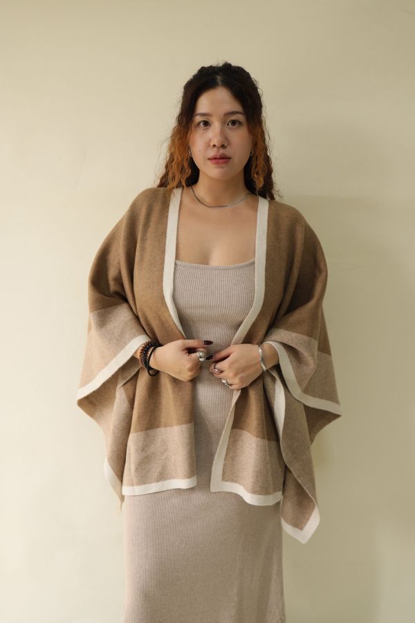 【 EASE 】老錢風針織撞色斗篷披肩 (卡其) 