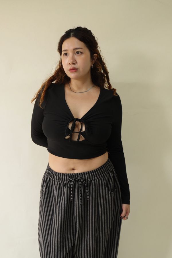 鏤空綁帶短版上衣 