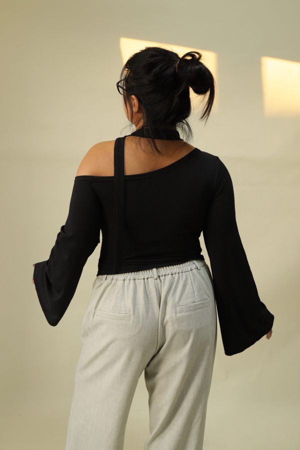 不規則斜肩喇叭袖上衣 