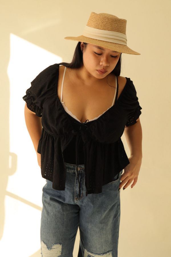 雕花荷葉邊短袖上衣 