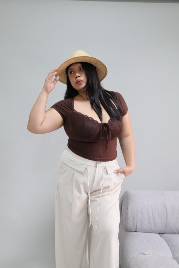 蕾絲拼接修身上衣 