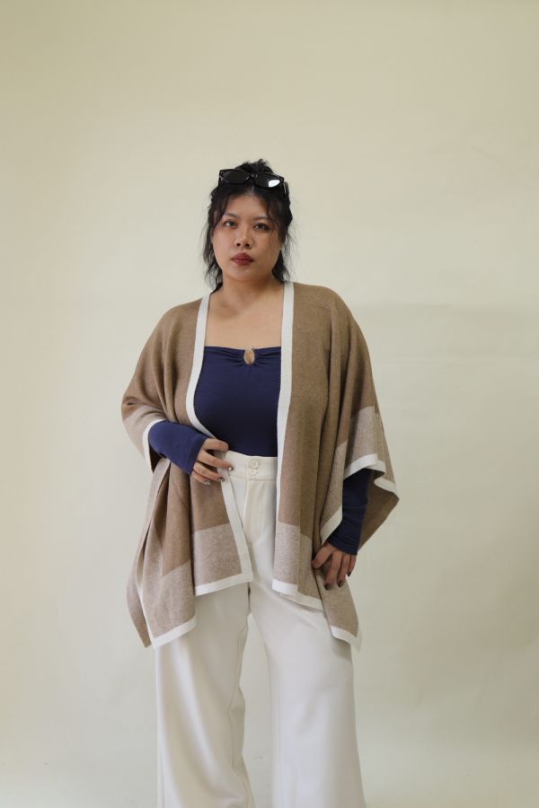 【 EASE 】老錢風針織撞色斗篷披肩 (卡其) 