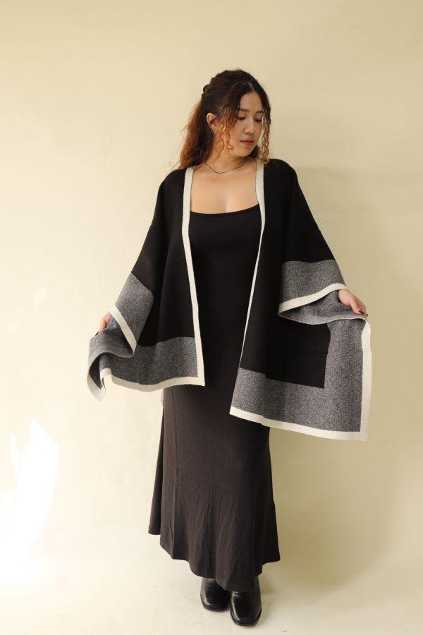 【門市試穿品】老錢風針織撞色斗篷披肩 (黑) 
