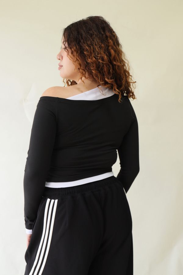 撞色斜肩修身上衣 