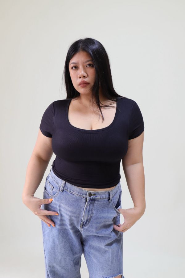 【門市試穿品】後背小心機方領帶胸墊短T-黑 